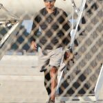 Um sombrio Tiger Woods foi visto desembarcando de seu jato particular na tarde de quarta-feira, marcando a primeira aparição pública da lenda do golfe desde sua surpreendente prisão por dirigir alcoolizado em março.
