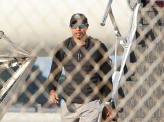 Tiger Woods é visto pela primeira vez desde a prisão por dirigir alcoolizado ao retornar da reabilitação suíça com cães amados ao seu lado Um sombrio Tiger Woods foi visto desembarcando de seu jato particular na tarde de quarta-feira, marcando a primeira aparição pública da lenda do golfe desde sua surpreendente prisão por dirigir alcoolizado em março.