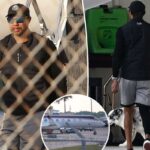 Tiger Woods foi fotografado saindo de um avião particular após um período de reabilitação de um mês por prisão por dirigir alcoolizado