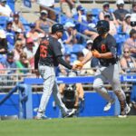 O técnico da terceira base Gabe Alvarez #85 e Buddy Kennedy #70 do Detroit Tigers um home run solo rebatido por Kennedy durante a sexta entrada de um jogo de treinamento de primavera contra o Toronto Blue Jays no TD Ballpark em 15 de março de 2024 em Dunedin, Flórida.