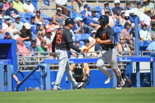 O técnico da terceira base Gabe Alvarez #85 e Buddy Kennedy #70 do Detroit Tigers um home run solo rebatido por Kennedy durante a sexta entrada de um jogo de treinamento de primavera contra o Toronto Blue Jays no TD Ballpark em 15 de março de 2024 em Dunedin, Flórida. 