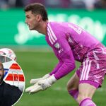 O goleiro do New York City FC, Matt Freese, fazendo uma defesa.