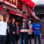 O prefeito de Nova York, Zohran Mamdani, fazendo um anúncio do torneio da Copa do Mundo de futebol.