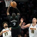 30 de abril de 2026; Atlanta, Geórgia, EUA; O atacante do New York Knicks, Og ​​Anunoby (8), dribla contra o Atlanta Hawks no segundo quarto, durante o sexto jogo da primeira rodada dos Playoffs da NBA de 2026, na State Farm Arena. Crédito obrigatório: Brett Davis-Imagn Images