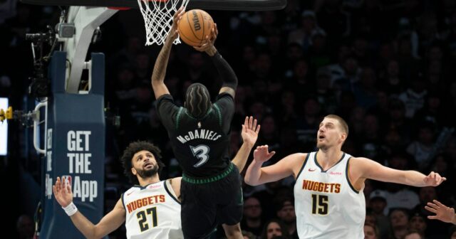 30 de abril de 2026; Atlanta, Geórgia, EUA; O atacante do New York Knicks, Og ​​Anunoby (8), dribla contra o Atlanta Hawks no segundo quarto, durante o sexto jogo da primeira rodada dos Playoffs da NBA de 2026, na State Farm Arena. Crédito obrigatório: Brett Davis-Imagn Images