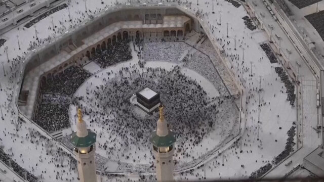 Timelapse mostra peregrinos do Hajj realizando Tawaf em Meca Timelapse mostra peregrinos do Hajj realizando Tawaf em Meca