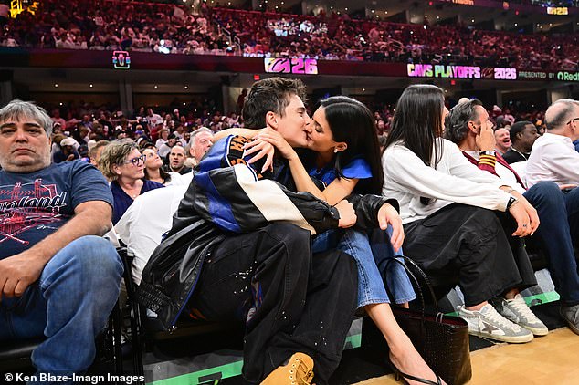 Timothee Chalamet e Kylie Jenner fazem as malas na quadra Timothee Chalamet e Kylie Jenner selaram a vitória do New York Knicks com um beijo
