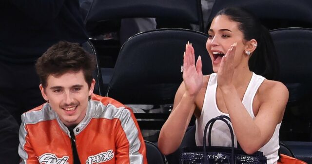Timothee Chalamet e Kylie Jenner Tapete Vermelho Debu 524 GettyImages 2213948713