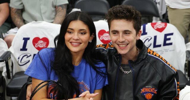 Timothee Chalamet e Kylie Jenner têm encontro na quadra no GettyImages-2278203832 Timothee Chalamet e Kylie Jenner têm um encontro na quadra no jogo dos Knicks