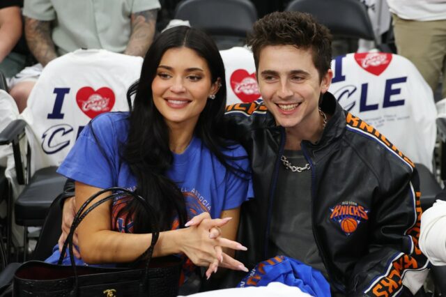 Timothée Chalamet faz Kylie Jenner rir com Ruthless Cavaliers Troll CLEVELAND, OHIO - MAY 25: Kylie Jenner and actor Timothée Chalamet attend Game Four of the NBA Eastern Conference Finals between the Cleveland Cavaliers and the New York Knicks at Rocket Arena on May 25, 2026 in Cleveland, Ohio. (Photo by Gregory Shamus/Getty Images)