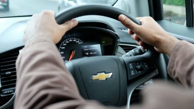 Tinggalkan Gaya Lama, Ini Cara Baru Pegang Setir da Mobil Modern
