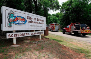 Tiroteio no parque de Oklahoma que feriu quase duas dúzias começou por causa de uma discussão em uma festa não autorizada, disse a polícia Equipes de bombeiros de Edmond entrando no acampamento Scissortail em Arcadia Lake