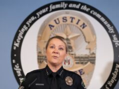 Tiroteios aleatórios estimulam abrigo no local em Austin Police Chief Lisa Davis addresses the press regarding the West 6th Street mass shooting while at the Austin Police Department Headquarters on March 2. (Mikala Compton/The San Antonio Express-News via AP)