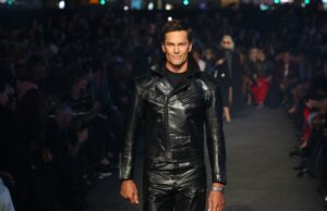 Tom Brady faz estreia na passarela em couro da cabeça aos pés durante desfile da Gucci Jogadores elegantes da NFL