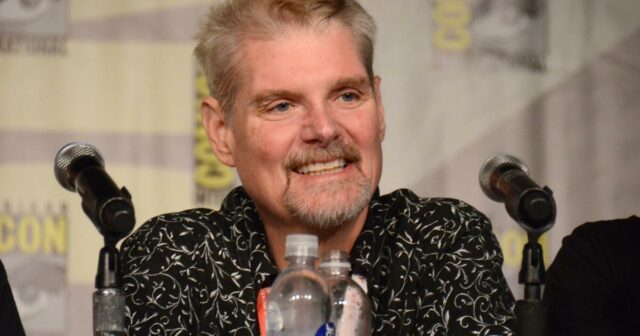 Tom Kane, dublador de 'Star Wars: The Clone Wars' e Tom Kane, dublador de 'Star Wars: The Clone Wars' e 'Powerpuff Girls', morre aos 64 anos