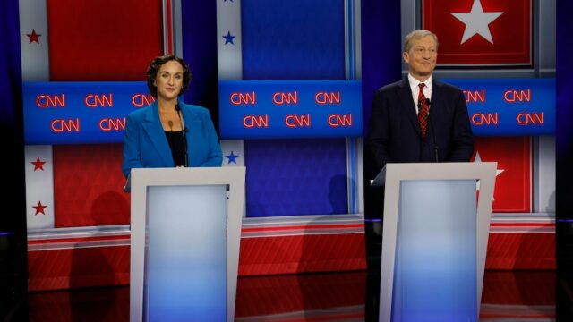Tom Steyer e Katie Porter se enfrentam contra 'Crook' Trump enquanto rivais evitam posições difíceis
