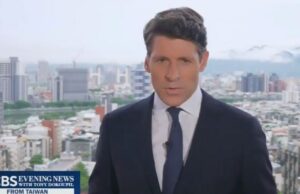 Tony Dokoupil interrompe repentinamente o noticiário noturno da CBS enquanto o cinegrafista sofre emergência médica Tony Dokoupil interrompe repentinamente o noticiário noturno da CBS enquanto o cinegrafista sofre emergência médica