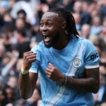 Antoine Semenyo, do Manchester City, comemora depois de marcar um gol nesta temporada.