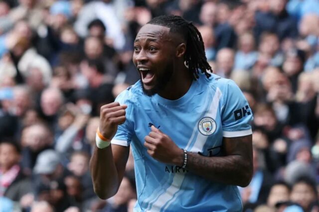Antoine Semenyo, do Manchester City, comemora depois de marcar um gol nesta temporada.
