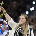 Torcedor do Spurs zomba hilariamente de Shai Gilgeous-Alexander do Thunder com o troféu de 'Melhor Flopper' no Jogo 4