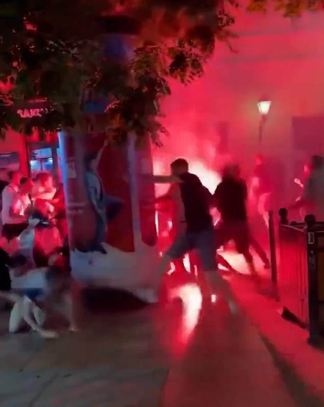Imagens de vídeo mostraram uma briga entre grupos rivais na Rua Király, com torcedores se chutando e socando enquanto sinalizadores eram lançados