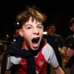 Torcedores do Arsenal explodem depois que time garante o título da Premier League