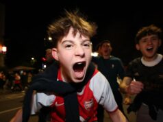 Torcedores do Arsenal explodem depois que time garante o título da Premier League Torcedores do Arsenal explodem depois que time garante o título da Premier League