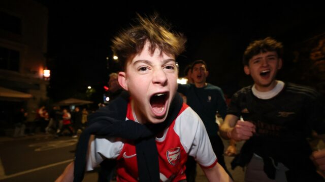 Torcedores do Arsenal explodem depois que time garante o título Torcedores do Arsenal explodem depois que time garante o título da Premier League