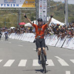 O piloto dinamarquês Daniel Guld da CCN Factory Racing cruza a linha de chegada da Etapa 8 do MPTC Tour de Luzon.