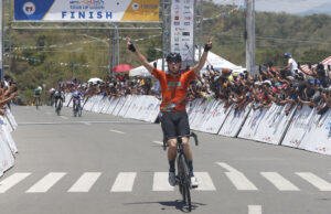 Tour de Luzon: Daniel Guld vence a caótica Etapa 9 O piloto dinamarquês Daniel Guld da CCN Factory Racing cruza a linha de chegada da Etapa 8 do MPTC Tour de Luzon.
