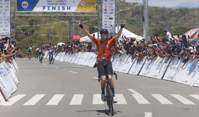 O piloto dinamarquês Daniel Guld da CCN Factory Racing cruza a linha de chegada da Etapa 8 do MPTC Tour de Luzon. 