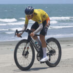 Nikita Shulchenco da LCW UAECycling Team em ação durante o Tour de Luzon.