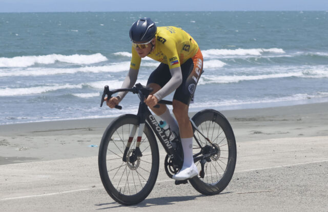 Nikita Shulchenco da LCW UAECycling Team em ação durante o Tour de Luzon. 