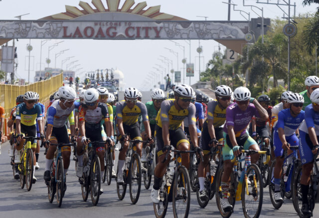 Grupo de ciclistas em ação durante o Tour de Luzon 2026.