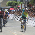 Ryan Tugawin, do Excellent Noodles, comemora na linha de chegada após vencer a 8ª etapa do Tour de Luzon.