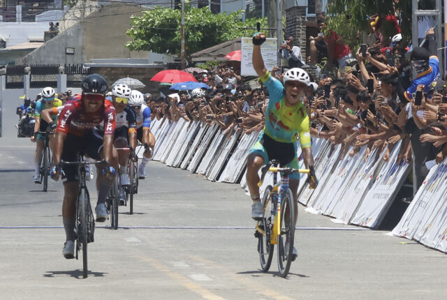 Ryan Tugawin, do Excellent Noodles, comemora na linha de chegada após vencer a 8ª etapa do Tour de Luzon.
