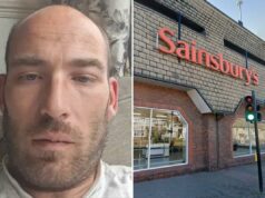 Trabalhador de supermercado do Reino Unido é demitido por atacar um ladrão prolífico horas depois de realizar RCP no segurança da loja Close de Gary Macarthur, um homem careca com barba por fazer e olhos cansados.