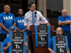 Trabalhadores sindicais protestam contra o planejado fechamento da loja Towson da Apple Imagem: União IAM