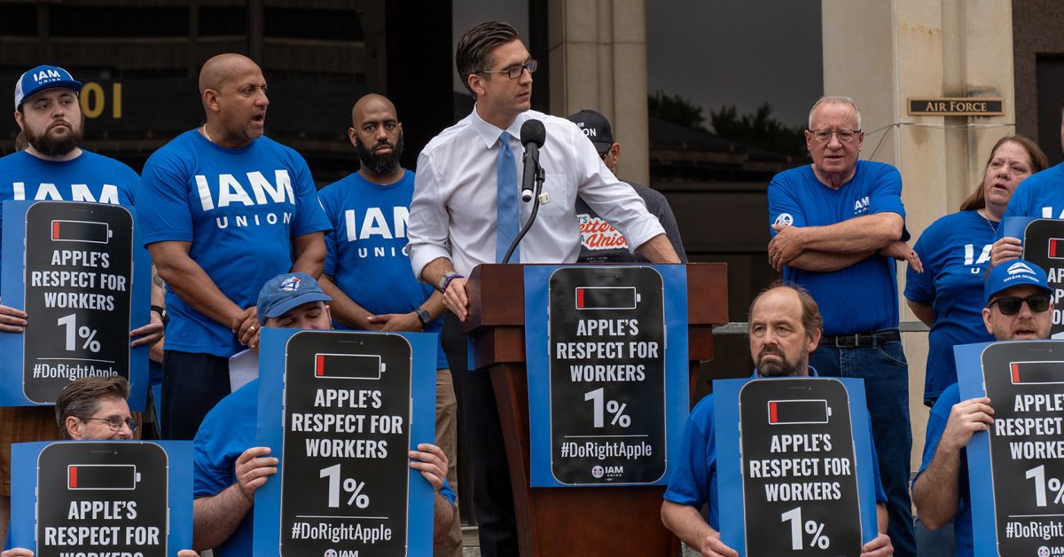 Trabalhadores sindicais protestam contra o planejado fechamento da loja Towson da Apple