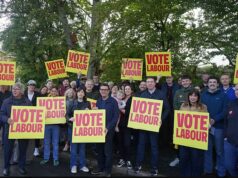 Trabalho Gizza, Andy! Ex-ministros e parlamentares ambiciosos, incluindo o filho de Sue Gray, fazem campanha com Burnham em Makerfield antes mesmo de ele ser selecionado como candidato trabalhista Burnham em Makerfield com ativistas trabalhistas, incluindo Lucy Powell e Liam Conlon (primeira fila, segurando o segundo cartaz da direita) em uma foto que os dois últimos postaram no X
