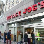 Uma fila de compradores do lado de fora de uma mercearia Trader Joe's em Manhattan.