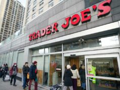 Trader Joe’s se expande com 25 novas lojas em 14 estados – incluindo 2 em NY Uma fila de compradores do lado de fora de uma mercearia Trader Joe's em Manhattan.