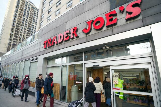 Trader Joe's se expande com 25 novas lojas em 14 Uma fila de compradores do lado de fora de uma mercearia Trader Joe's em Manhattan.