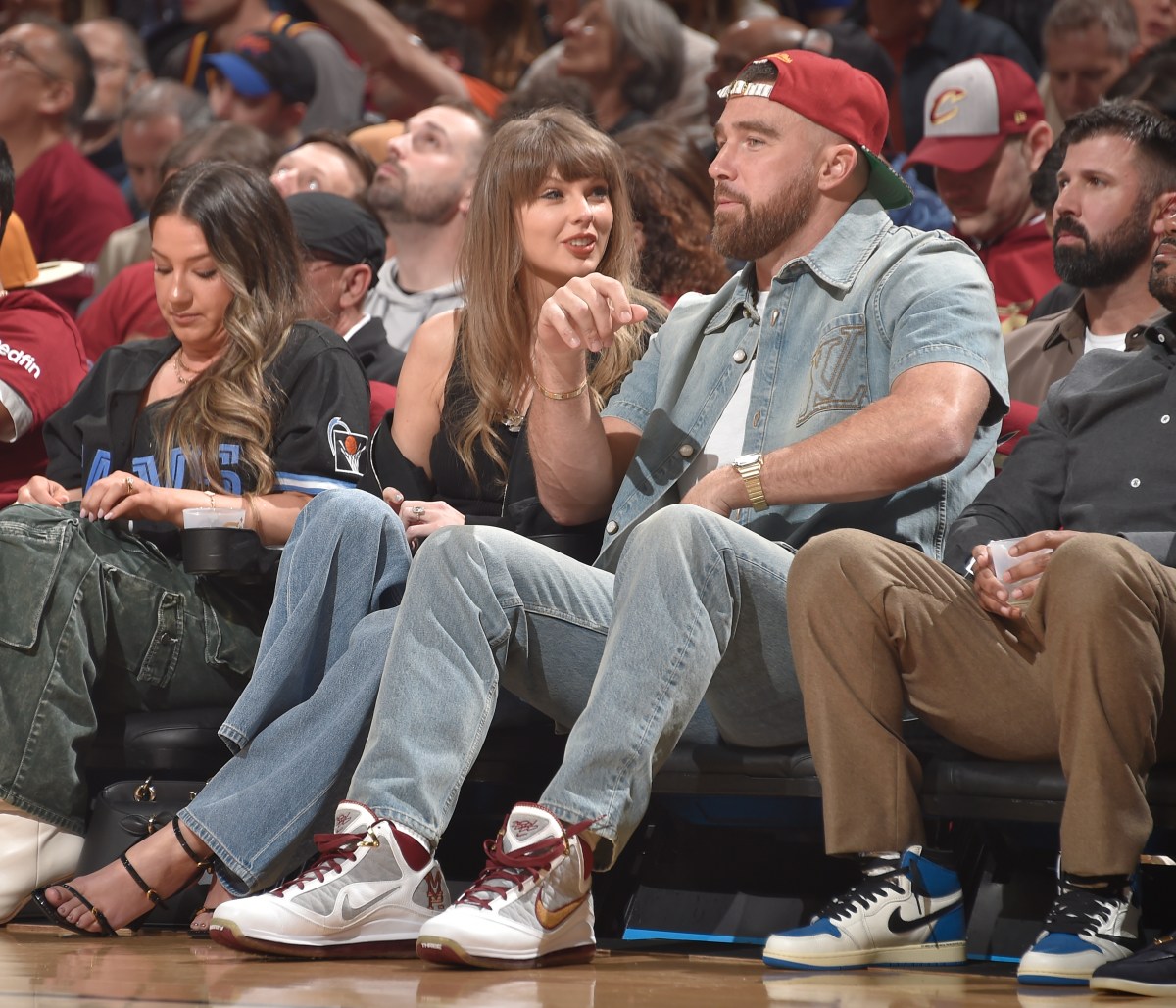 Travis Kelce makes exciting personal announcement.