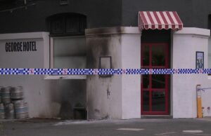 Três homens presos após últimos atentados com bombas incendiárias em bares de Melbourne A polícia agora investiga o motivo dos ataques.