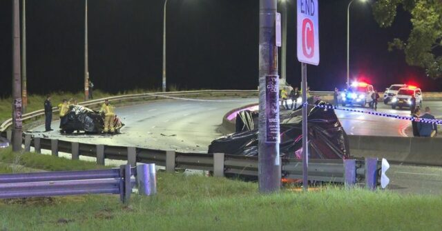 Três mortos após colisão frontal no sul de Sydney Dois motoristas e um passageiro morreram no local.