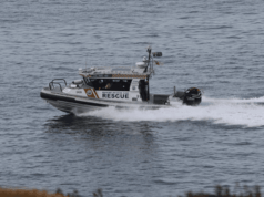 Três mortos, busca em andamento após tragédia de barco no norte de NSW Equipe de busca e resgate procura o surfista desaparecido Darcy