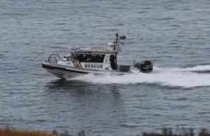 Três mortos, busca em andamento após tragédia de barco no norte de NSW Equipe de busca e resgate procura o surfista desaparecido Darcy