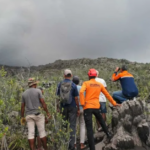 Nesta foto divulgada pela Badan Geologi, a agência geológica do Ministério de Energia e Recursos Minerais da Indonésia, o Monte Dukono libera materiais vulcânicos durante uma erupção em Halmahera do Norte, na Indonésia.