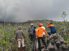 Três mortos e outros presos após erupção de vulcão na Indonésia Nesta foto divulgada pela Badan Geologi, a agência geológica do Ministério de Energia e Recursos Minerais da Indonésia, o Monte Dukono libera materiais vulcânicos durante uma erupção em Halmahera do Norte, na Indonésia.